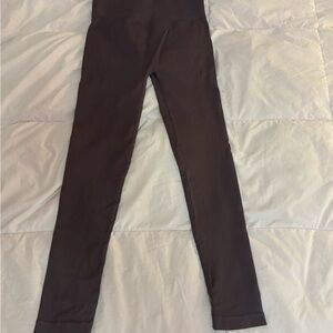High-Waist Ribbed Leggings in Deep Brown